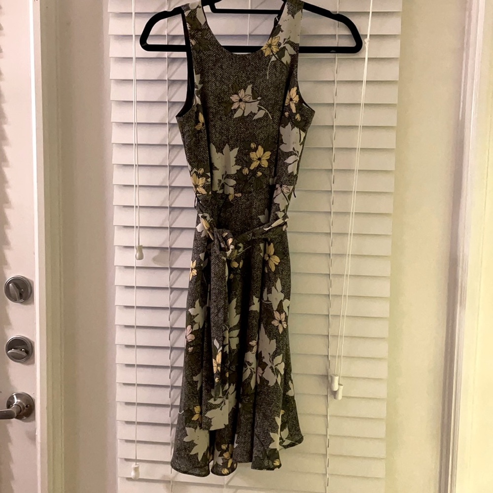 Banana Republic size 00P. Lightly worn.
